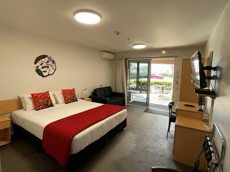 Standard Studio with king bed and patio, ASURE Centrepoint Motel